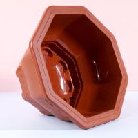 أحد عشر وعاءً كبيرًا على شكل ثمانية.