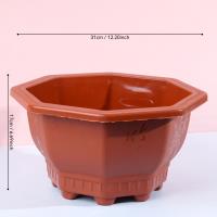 أحد عشر وعاءً كبيرًا على شكل ثمانية.