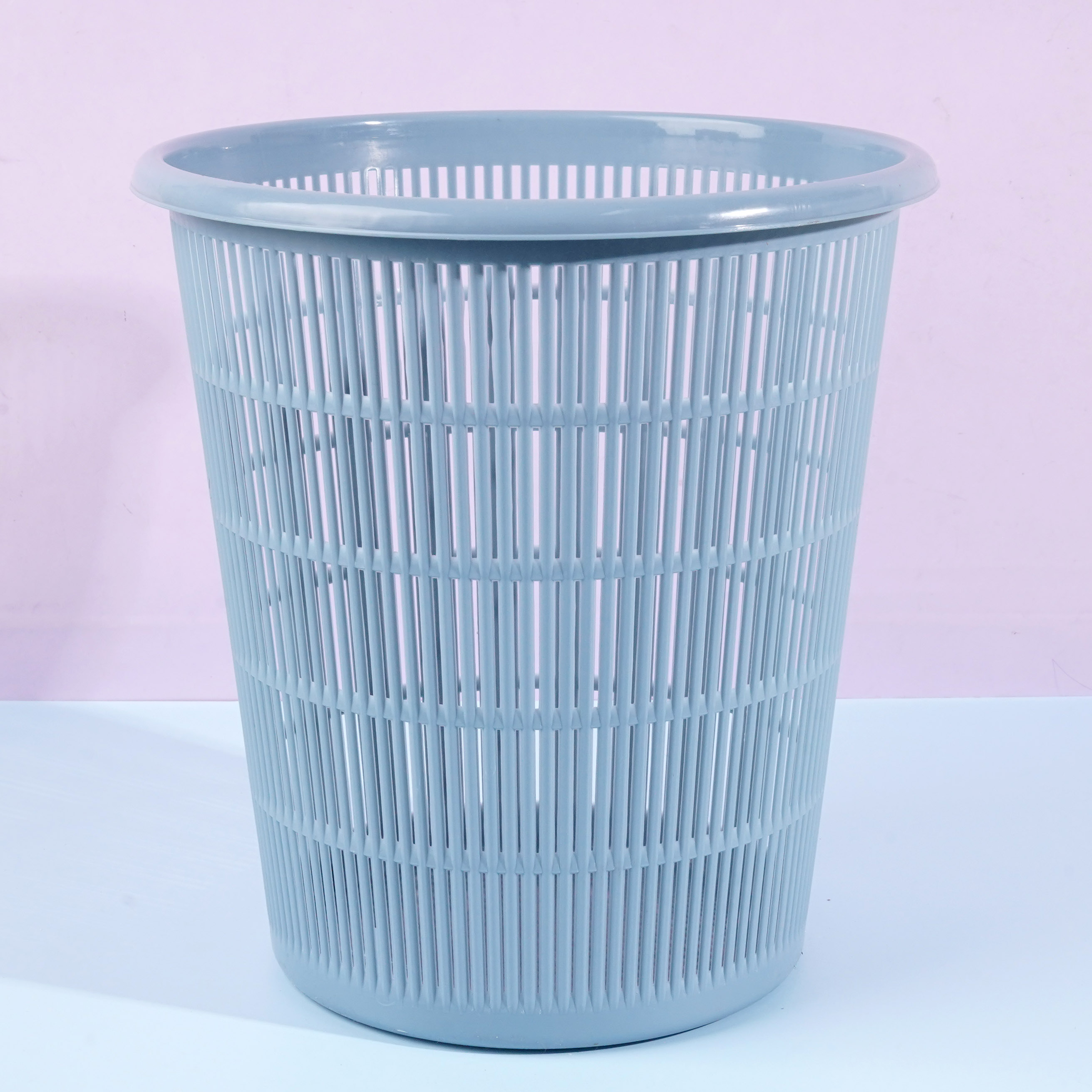 حاوية ورقية كبيرة مخططة بألوان زاهية رقم 821.