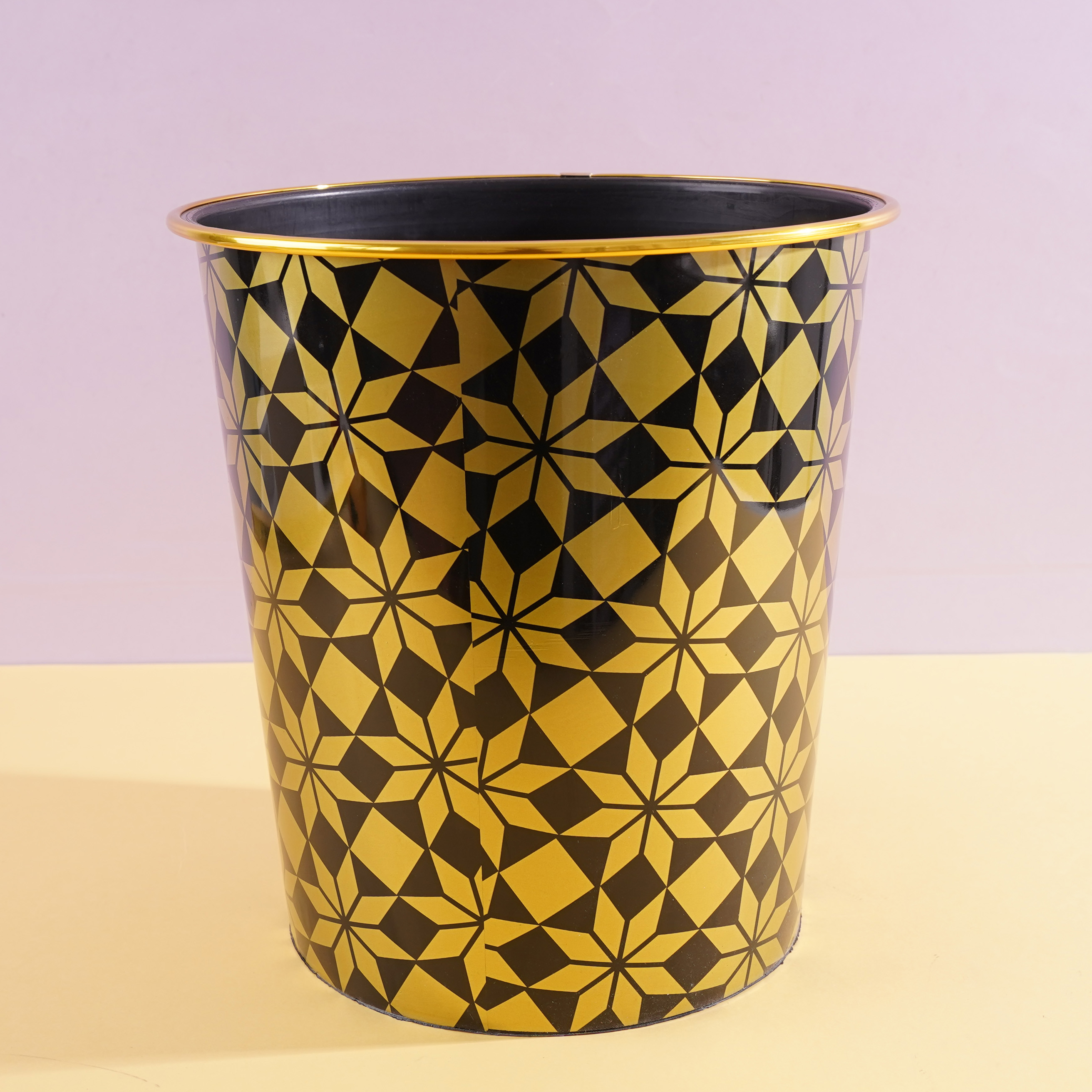 سلة قمامة مزينة بنقوش في بنوم بنه، رقم الموديل YZ-8622
