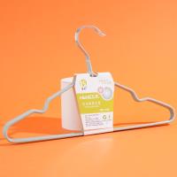 بي سي ١٠٢/ثلاثة شماعات ملابس.