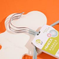 بي سي ١٠٢/ثلاثة شماعات ملابس.