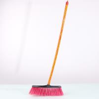 مكنسة بعصا خشبية مقابل 2 يوان.