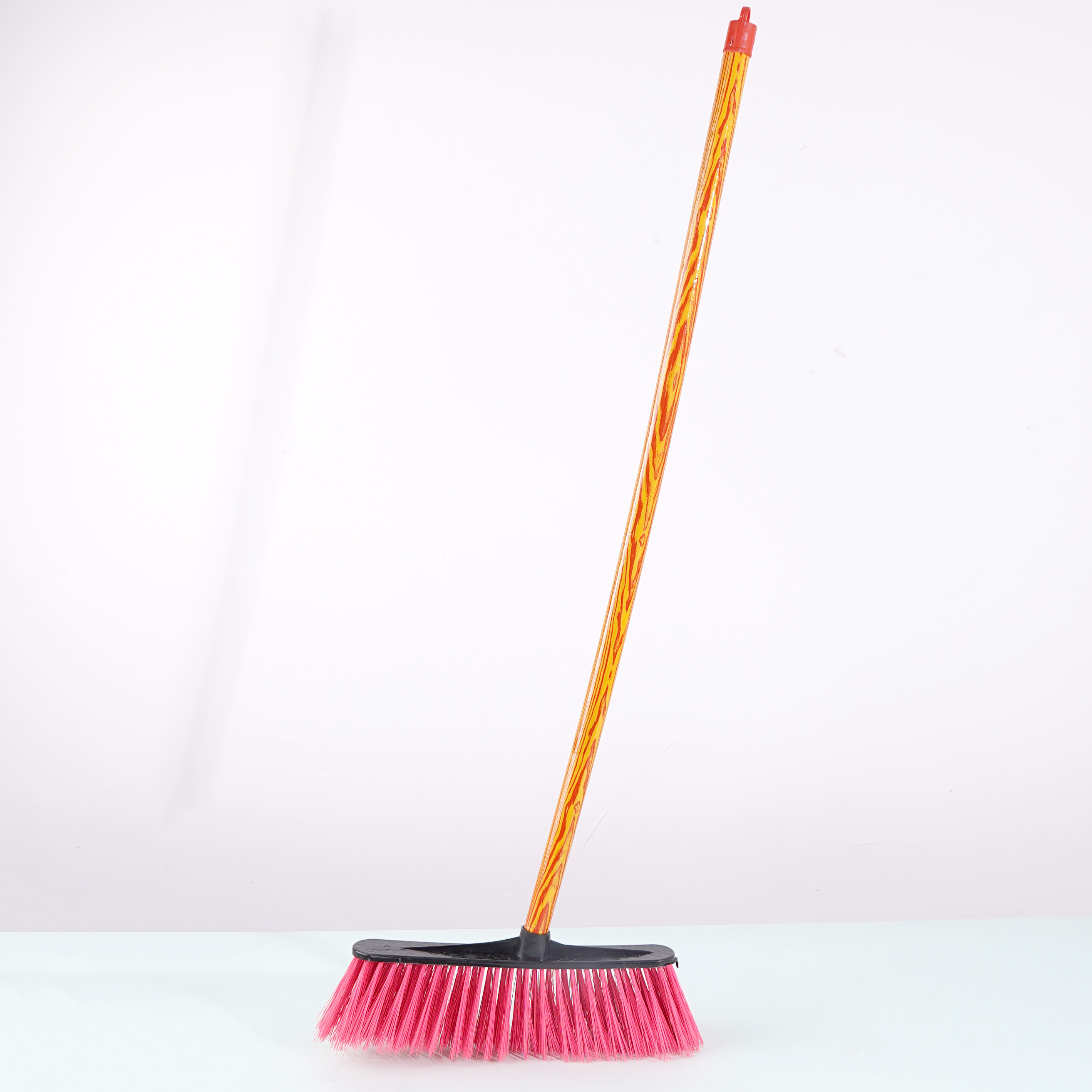 مكنسة بعصا خشبية مقابل 2 يوان.