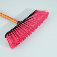 مكنسة بعصا خشبية مقابل 2 يوان.