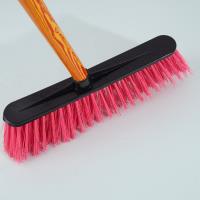 مكنسة بعصا خشبية مقابل 2 يوان.