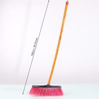 مكنسة بعصا خشبية مقابل 2 يوان.