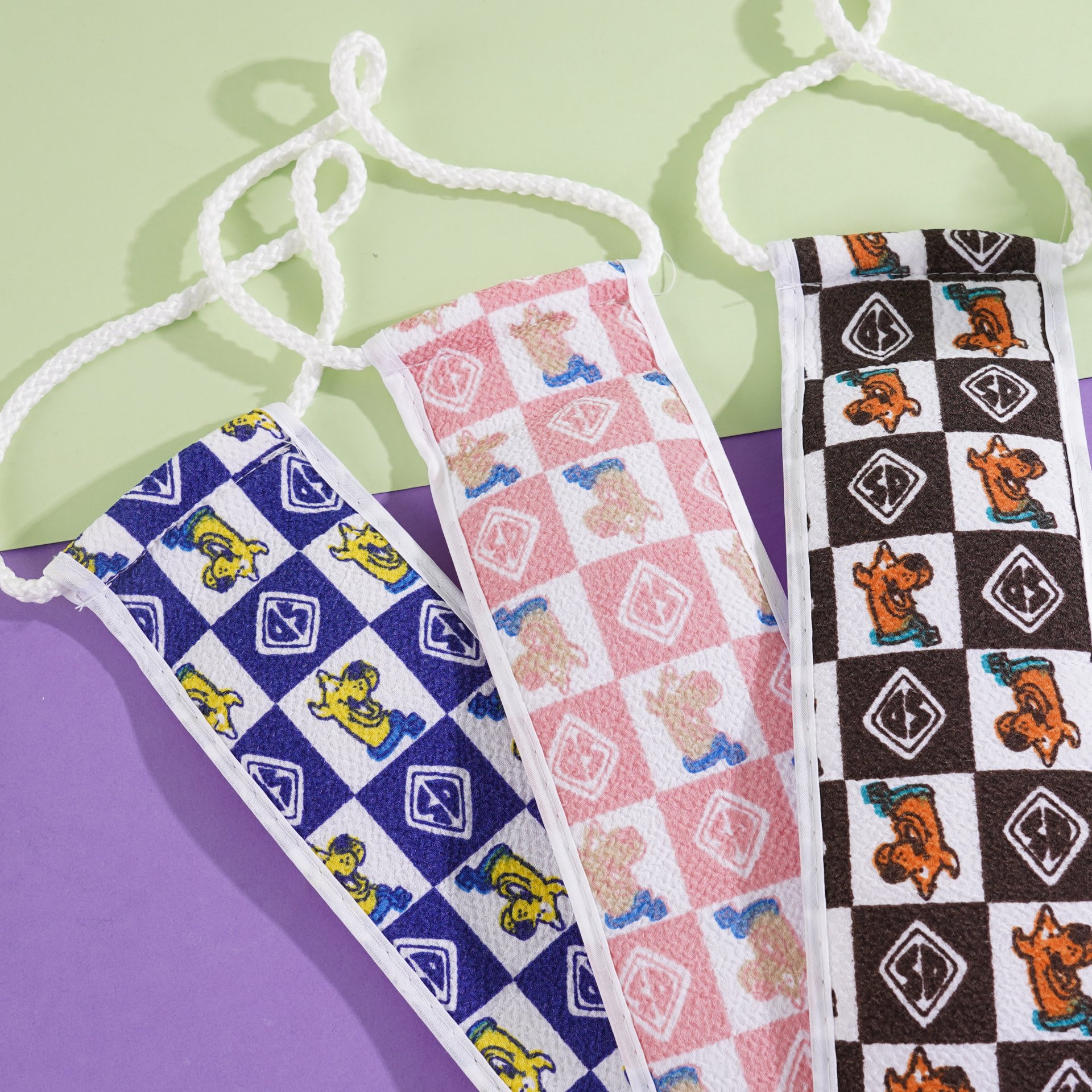 4035 كلب كارتوني يسحب حقيبة التدليك على ظهره.