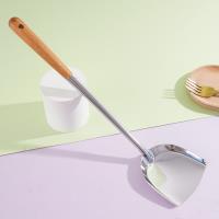 مجرفة ذات مقبض خشبي.