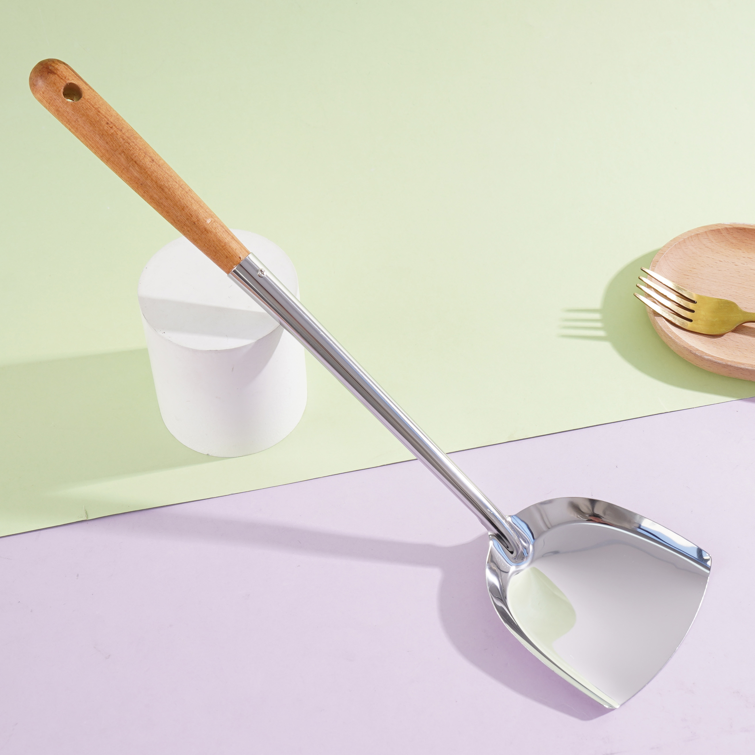 مجرفة ذات مقبض خشبي.