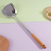 مجرفة ذات مقبض خشبي.