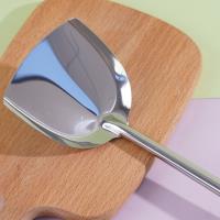 مجرفة ذات مقبض خشبي.