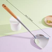 مجرفة ذات مقبض خشبي.