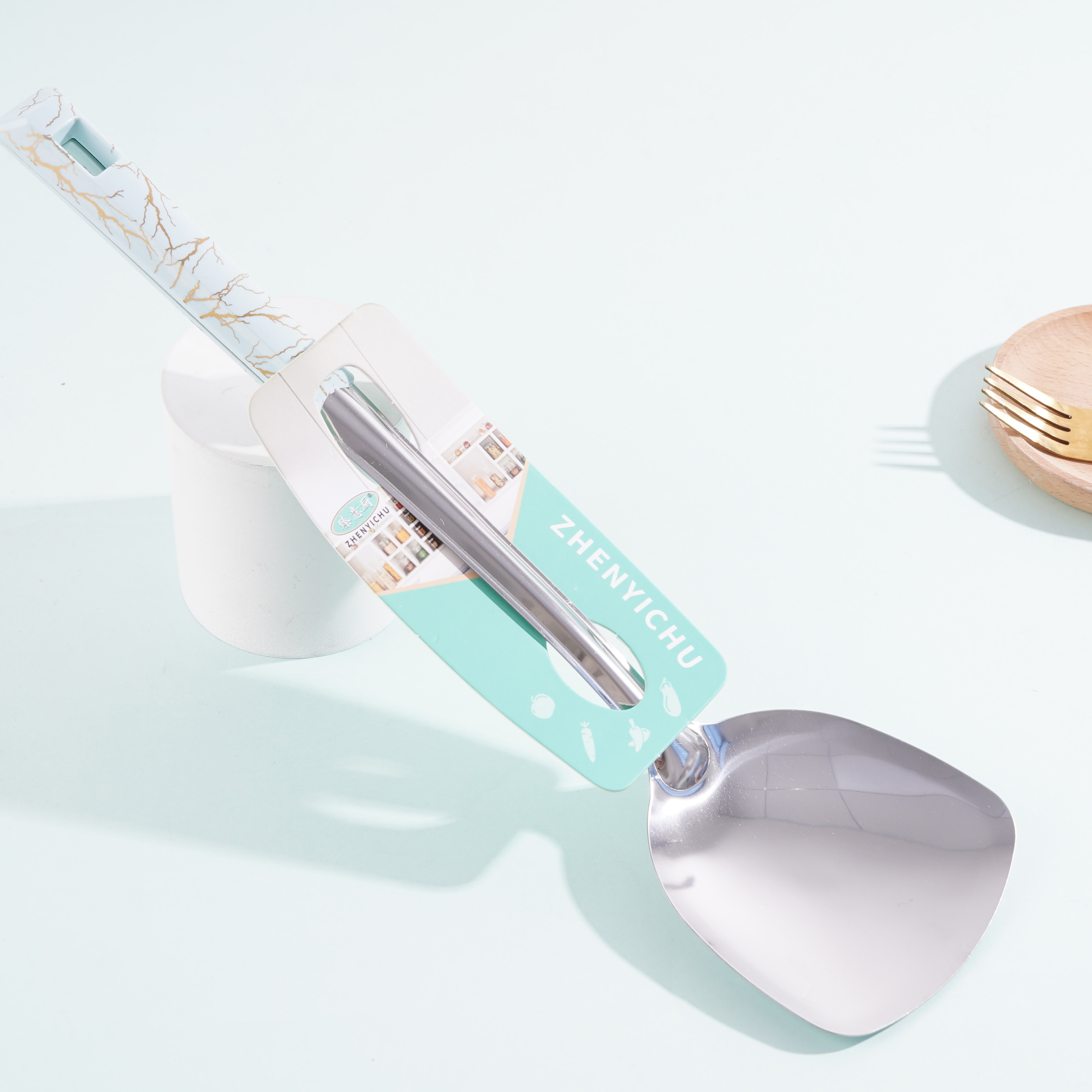 08 فأس ذات نقوش على شكل حجر أبيض.