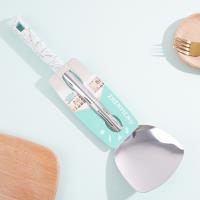 08 فأس ذات نقوش على شكل حجر أبيض.