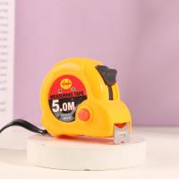 Une règle à ruban de 5 mètres.