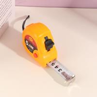 Une règle à ruban de 5 mètres.