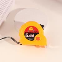 Une règle à ruban de 5 mètres.