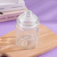 Un bocal en verre hexagonal pour le thé.