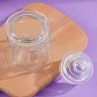 Un bocal en verre hexagonal pour le thé.