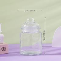 Un bocal en verre hexagonal pour le thé.