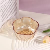 مزهرية من الزجاج على شكل بتلات من العنبر.