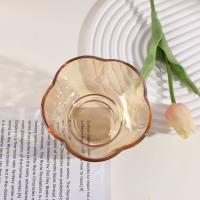 مزهرية من الزجاج على شكل بتلات من العنبر.