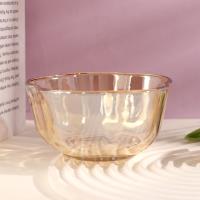 مزهرية من الزجاج على شكل بتلات من العنبر.