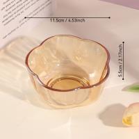 مزهرية من الزجاج على شكل بتلات من العنبر.