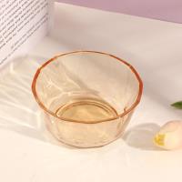 وعاء زجاجي من الألماس الشهير على الإنترنت مصنوع من العنبر.