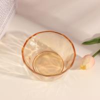 وعاء زجاجي من الألماس الشهير على الإنترنت مصنوع من العنبر.