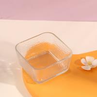 صندوق وجبات خفيفة من الزجاج الشفاف.