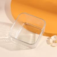 صندوق وجبات خفيفة من الزجاج الشفاف.