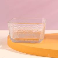 صندوق وجبات خفيفة من الزجاج الشفاف.