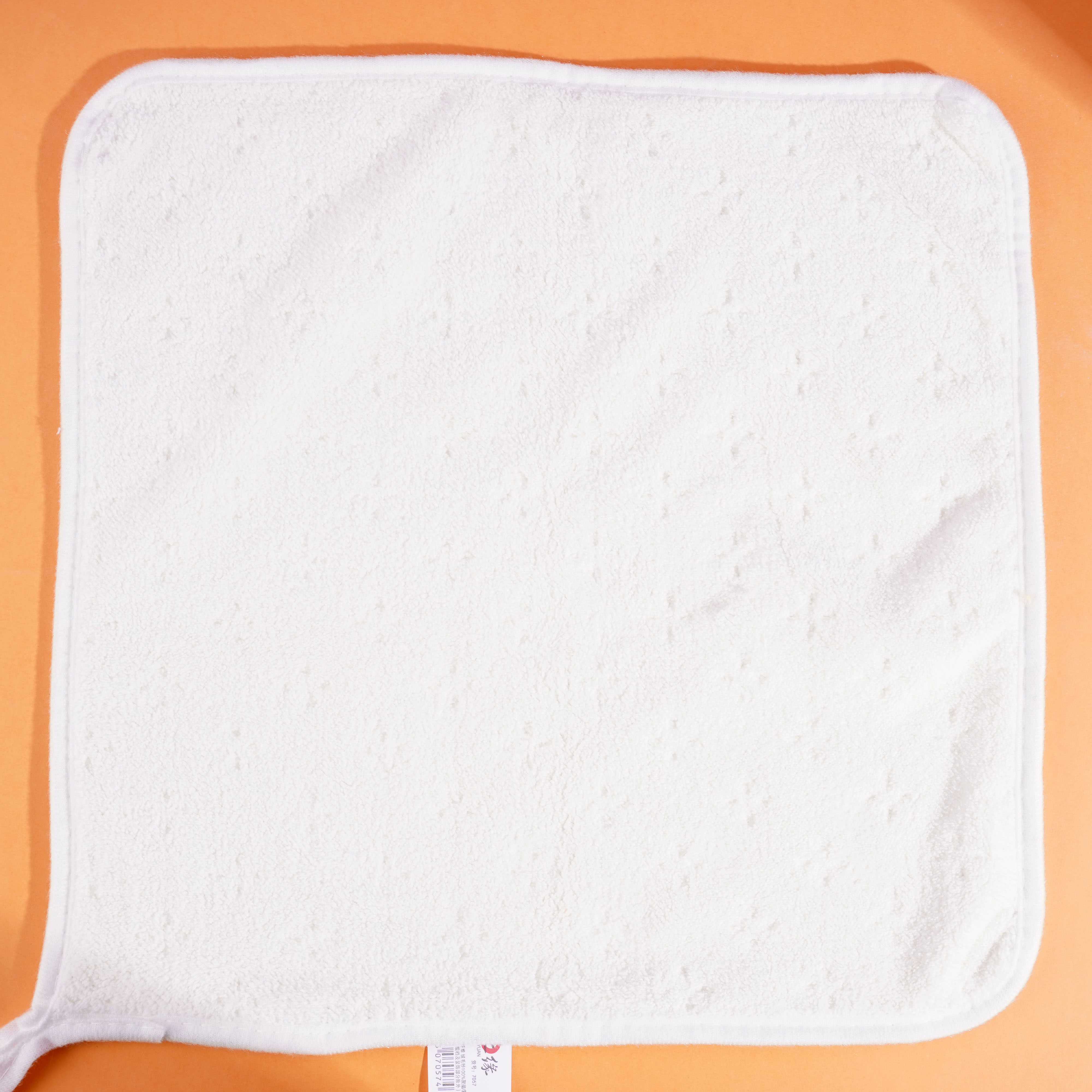 7057包边雨点方巾