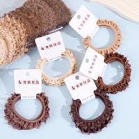 2 من أربطة الشعر المزينة بالدانتيل والمربوطة بشكل نصف دائري.