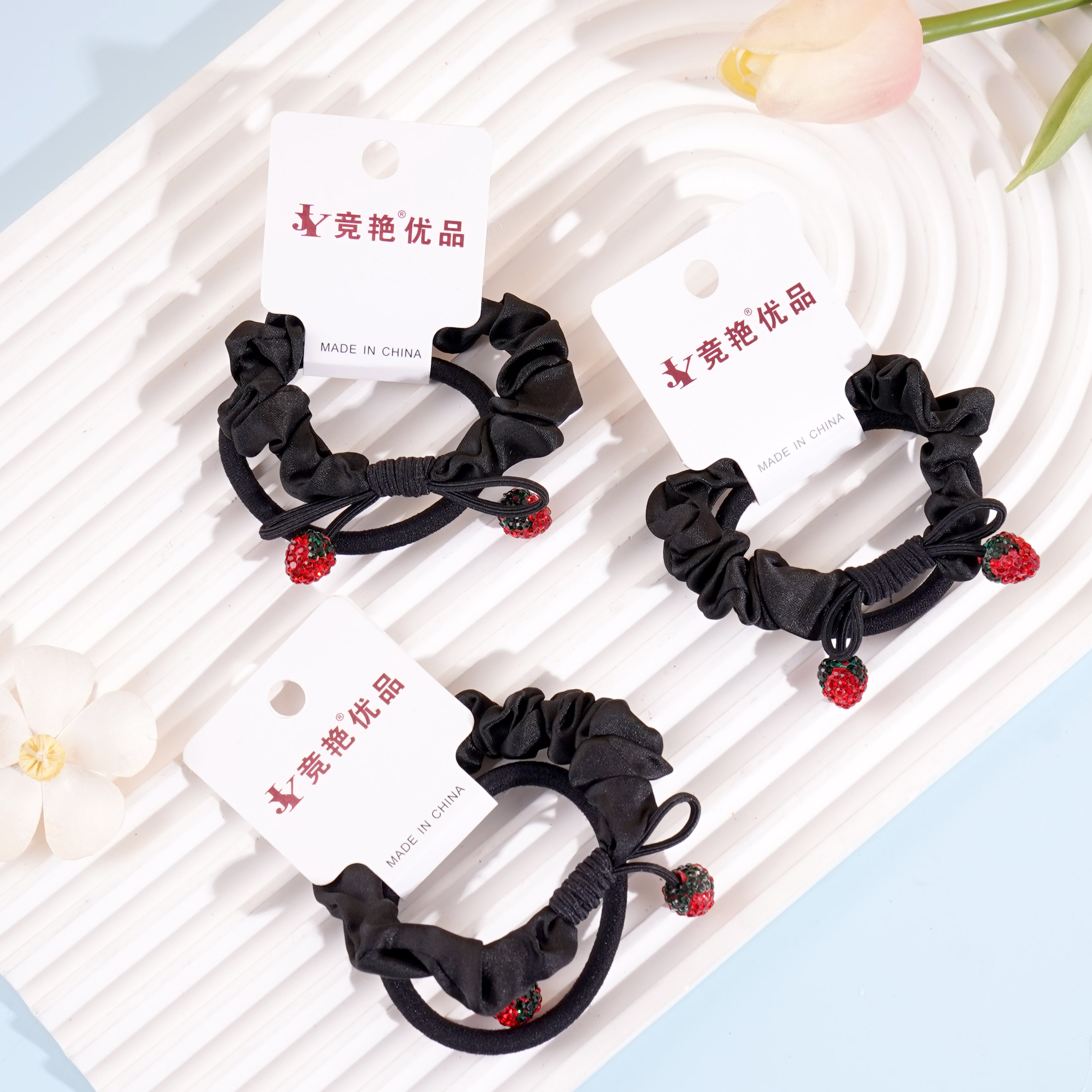 2 pieces of strawberry-themed small intestine-shaped ropes with knots and rubber bands