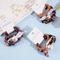 2 leopard-print ribbon-style large pearl headbands with elastic bands