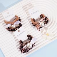 2 leopard-print ribbon-style large pearl headbands with elastic bands