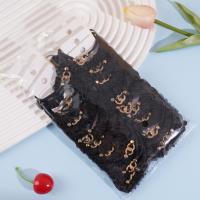 2 من أربطة الشعر المصنوعة من البلاستيك والمزودة بأقفال على شكل حرف "V" مصنوعة من سبيكة معدنية (باللون الأسود).