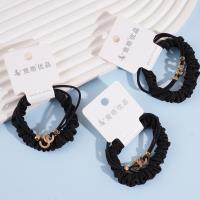 2 من أربطة الشعر المصنوعة من البلاستيك والمزودة بأقفال على شكل حرف "V" مصنوعة من سبيكة معدنية (باللون الأسود).