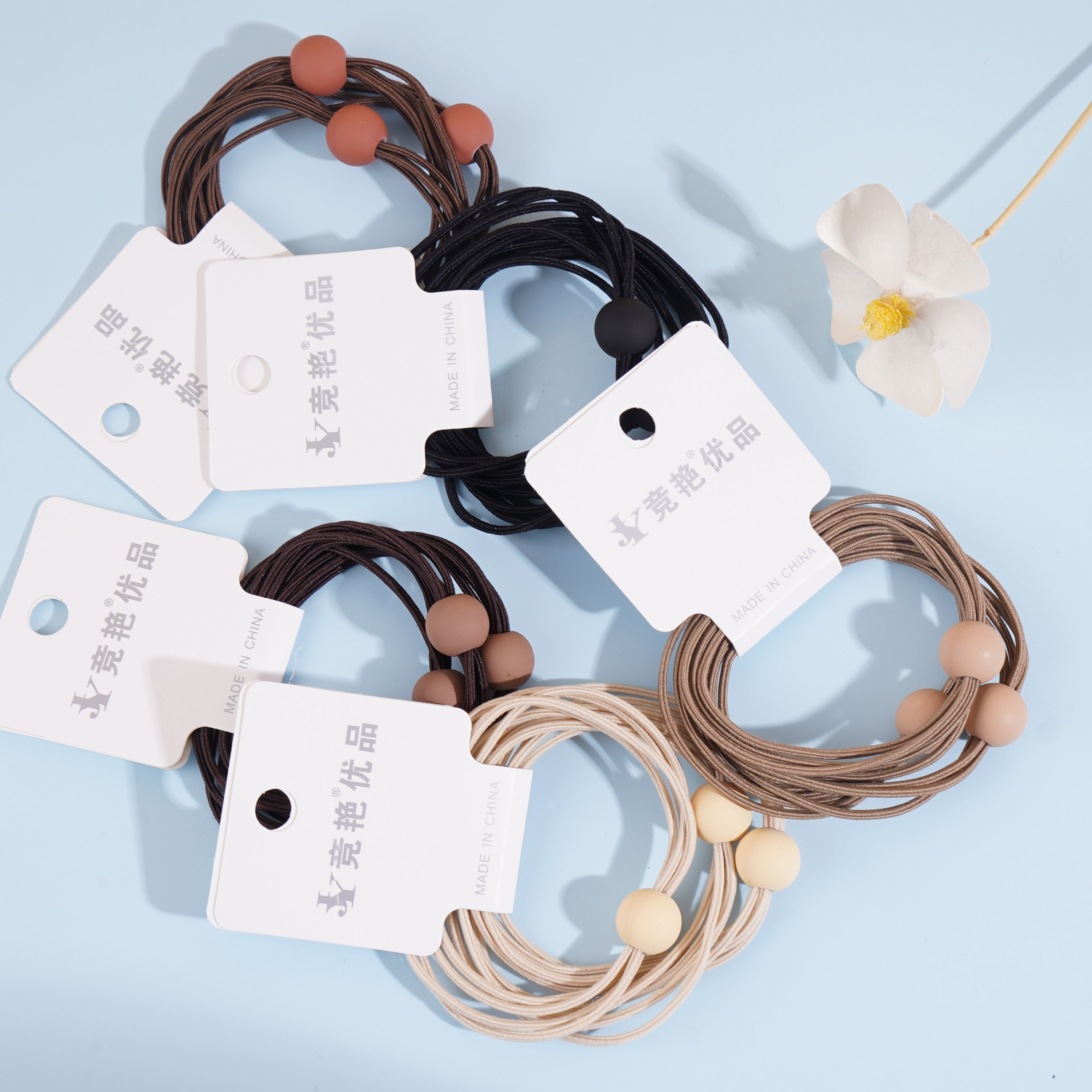 3 pieces of dried shrimp, ground into powder, with bead-headed rope and rubber bands