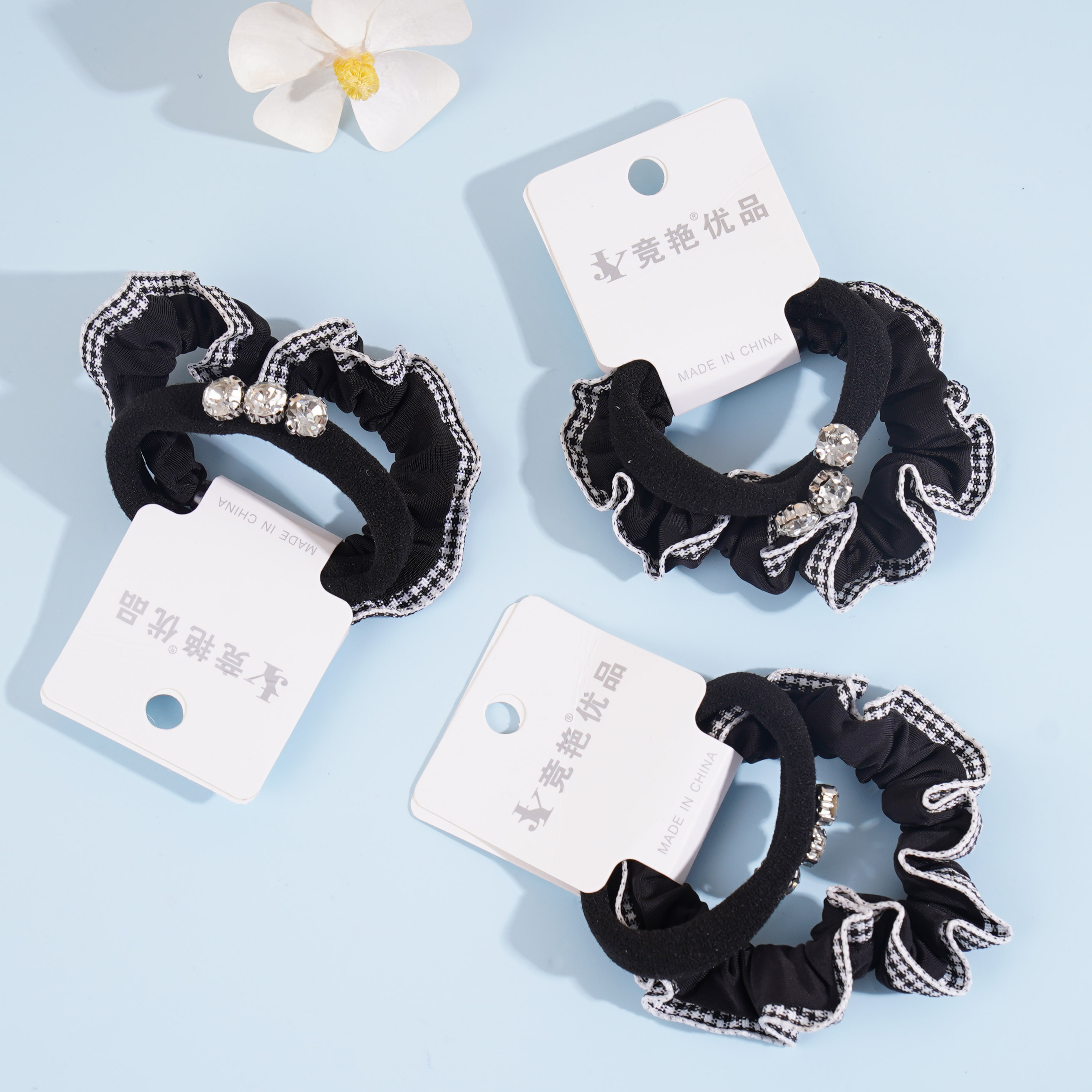 2 rows of grid patterns, a combination of zircon headbands and elastic bands