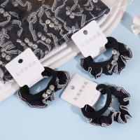 2 rows of grid patterns, a combination of zircon headbands and elastic bands