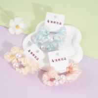 2 مقطعًا من أقمشة الإنتاج الحريري الفاخرة مع أطراف مربوطة وأشرطة مطاطية.