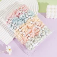 2 مقطعًا من أقمشة الإنتاج الحريري الفاخرة مع أطراف مربوطة وأشرطة مطاطية.