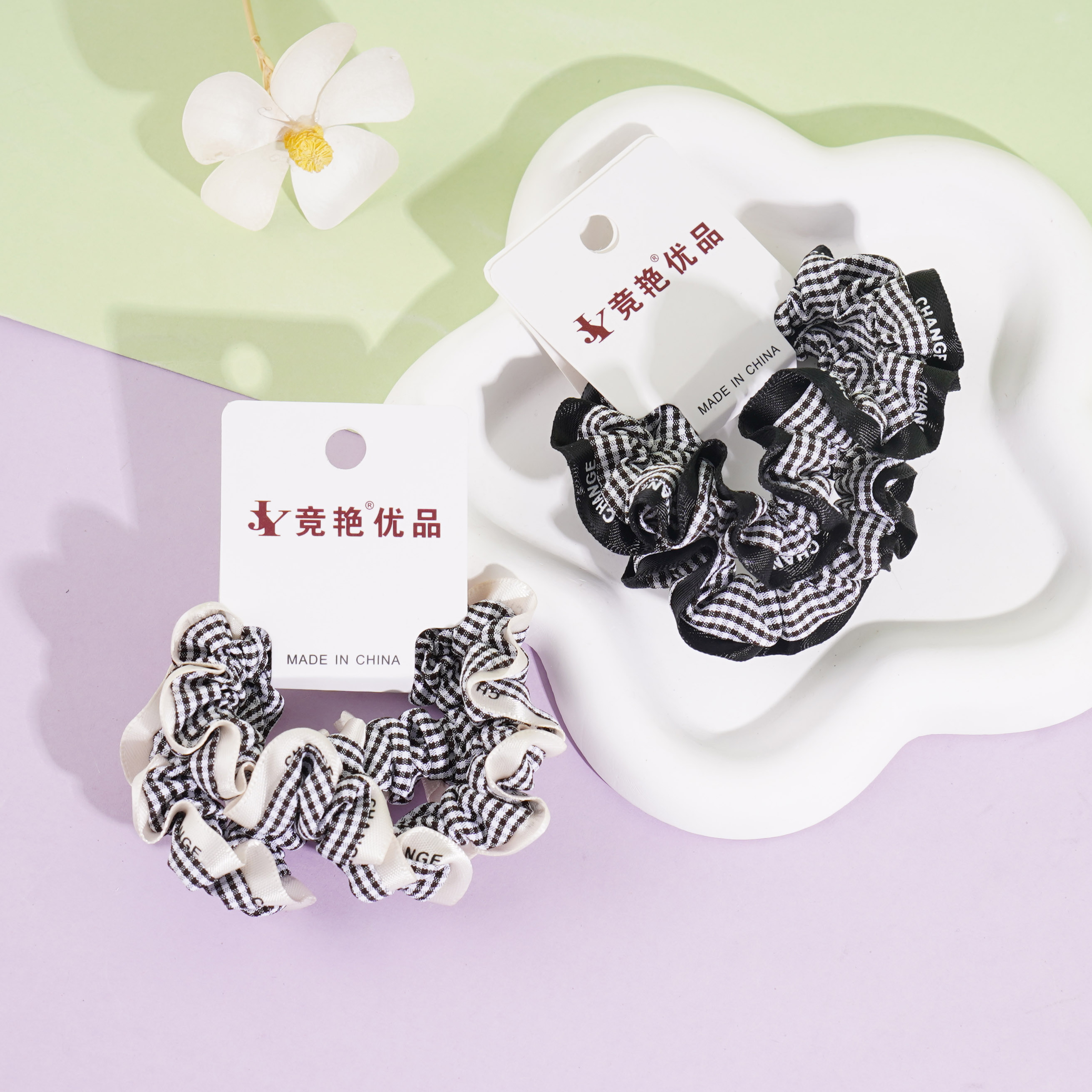 2 pieces of black and white striped small intestine-shaped ropes with elastic bands at the ends