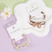 Un ensemble de cordon de téléphone en cristal avec un nœud papillon, un élastique pour cheveux et une pince à cheveux.