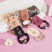 3 مطاطات شعر مصنوعة من خيوط مربوطة على شكل دببة صغيرة.