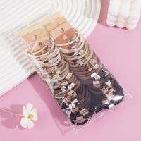 3 مطاطات شعر مصنوعة من خيوط مربوطة على شكل دببة صغيرة.